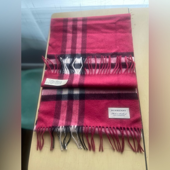 Authentic Burberry cashmere scarf. Never worn - Picture 4 of 6